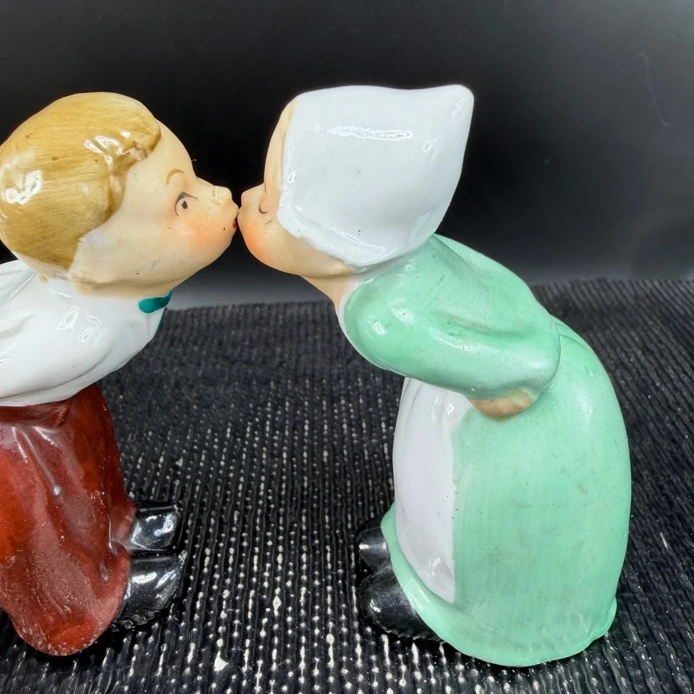 Vintage‎ Dutch Kissing Boy and Girl Figurine set 2 Ceramic Made in Japan Decor